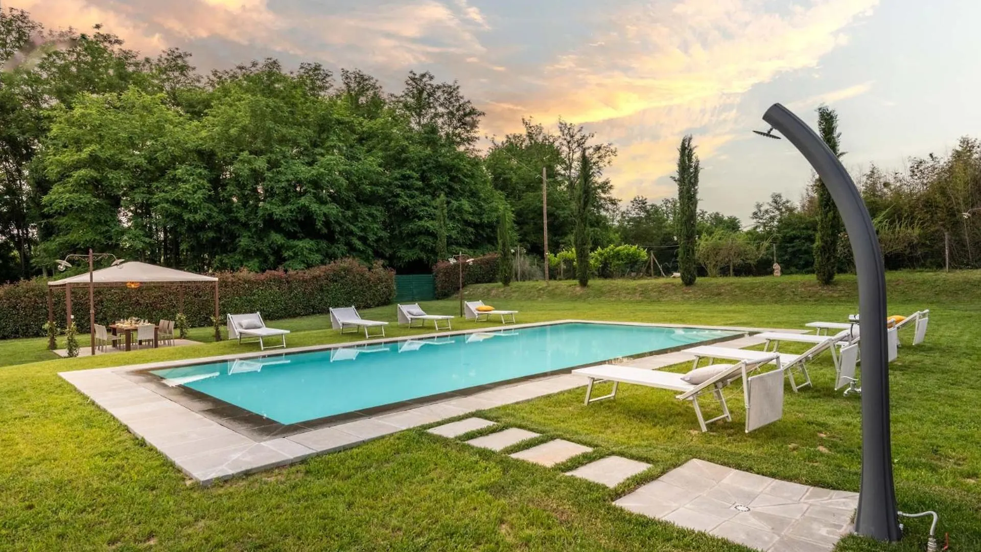 Villa Papari Montecarlo 0*,